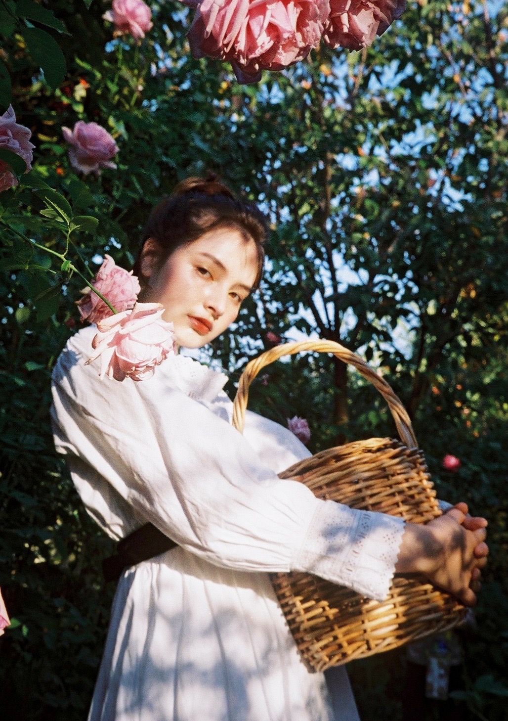 かごを持った女性